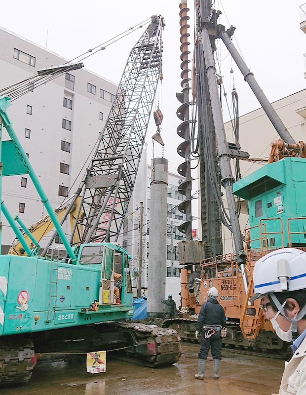 クローラクレーンによる杭の打設作業