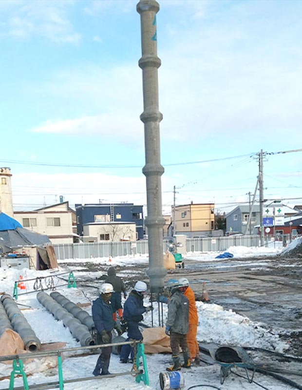 冬季の既製杭打設工事の様子