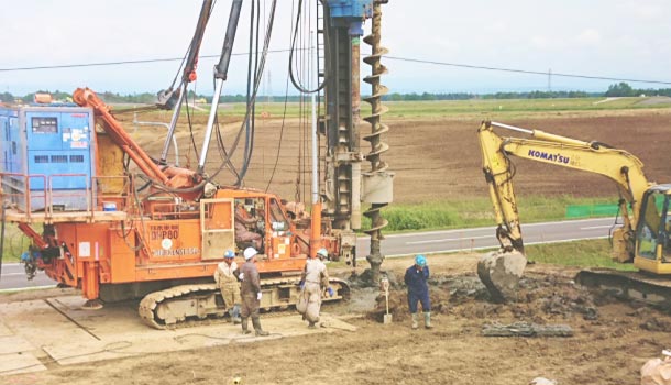 杭打機とオーガーによる掘削工事の現場