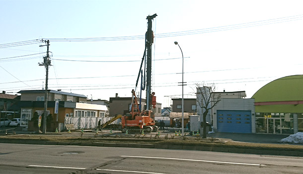 市街地での杭打ち工事の様子