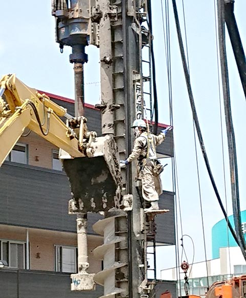 杭打機での高所作業の様子